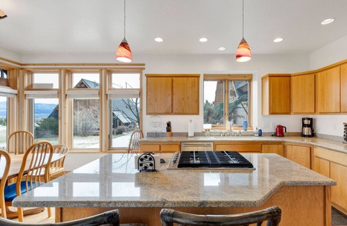 Hamilton Cabin | Lazy Bzzz Cabin Stunning Views
