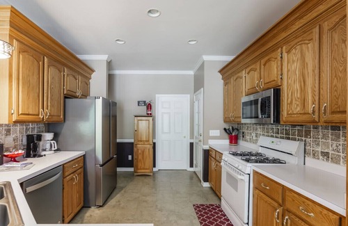Leesville House | Lazy Days on Lakeshore - Kayaks, Fireplace, and more!