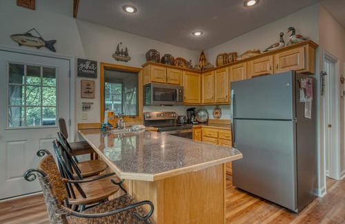 Hayesville Cabin | Lazy Dayz - Lakefront-Deep Water Dock