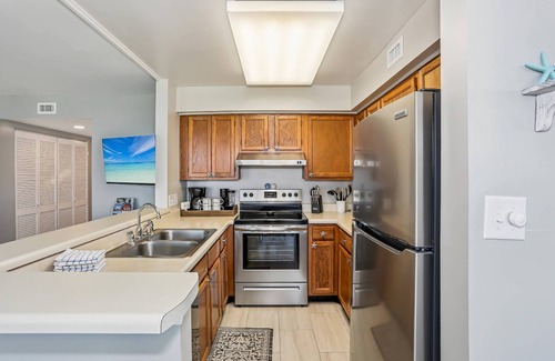 Pensacola Beach Condo | Lazy Dolphin - Beautifully Updated, Convenient Condo with Huge Community Pool & Tennis Court