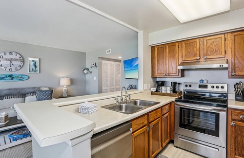 Pensacola Beach Condo | Lazy Dolphin - Beautifully Updated, Convenient Condo with Huge Community Pool & Tennis Court