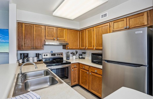 Pensacola Beach Condo | Lazy Dolphin - Beautifully Updated, Convenient Condo with Huge Community Pool & Tennis Court