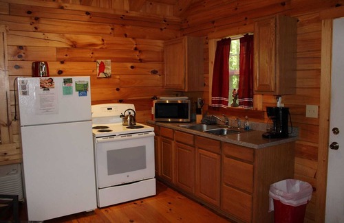 Logan Cabin | Lazy Lane Cabins - Cardinal's Crest