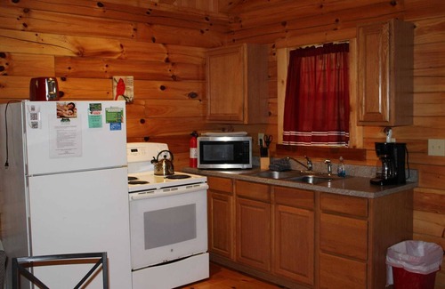 Logan Cabin | Lazy Lane Cabins - Cardinal's Crest