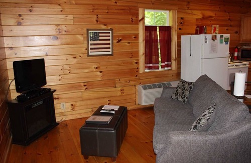 Logan Cabin | Lazy Lane Cabins - Cardinal's Crest