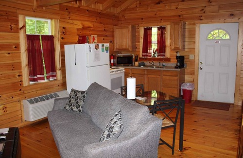 Logan Cabin | Lazy Lane Cabins - Cardinal's Crest