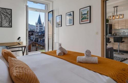 Annecy Old Town Apartment | Le Balcon Annécien 4 - rooftop view for 2-4 people