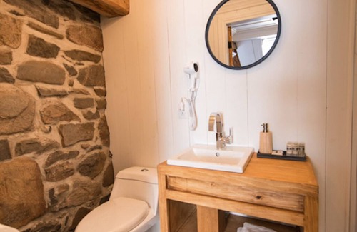 Saint-Roch-des-Aulnaies House | Le Canadien - room (2) with private bathroom Enr. 304001