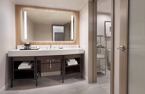 Downtown Montreal Hotel | Le Centre Sheraton Montreal Hotel