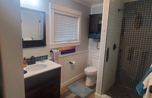 Waynesville Ski Chalet | Le Chalet: SFH Quiet cottage: mountain views in town, hi speed wi-fi, private