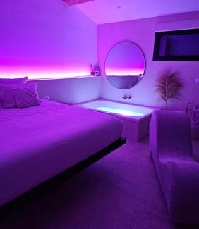 Aubagne Hotel | Le Clos des Délices - Love Room - Chambre avec spa, terrasse et parking privatif