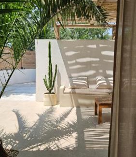 Aubagne Hotel | Le Clos des Délices - Love Room - Chambre avec spa, terrasse et parking privatif
