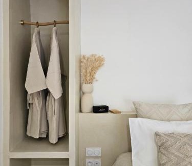 Aubagne Hotel | Le Clos des Délices - Love Room - Chambre avec spa, terrasse et parking privatif