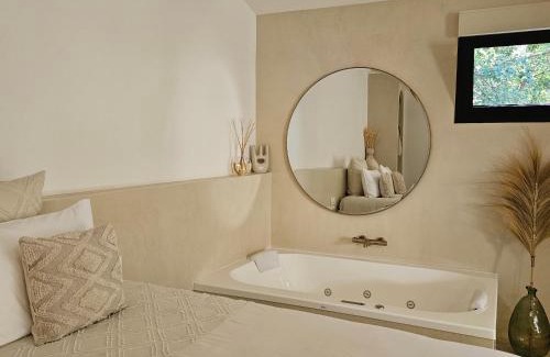 Aubagne Hotel | Le Clos des Délices - Love Room - Chambre avec spa, terrasse et parking privatif