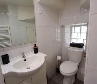 Marseillan Apartment | Le Colonel, Studio au Cœur du village en rez-de-chaussée d'une ancienne maison