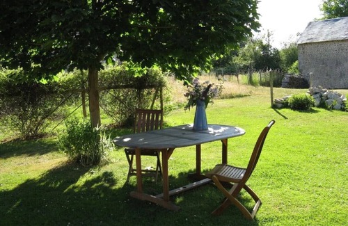 Saint-Vaury Cottage | Le Gite au Chez has one bedroom