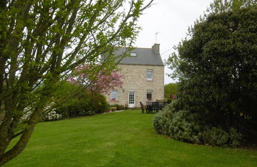 Plounevez-Lochrist House | Le Gite de la Baie du Kernic - 700 m from the sea - 150 m from the GR34 -