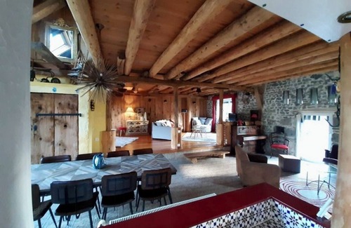 Ceyssat House | LE GÎTE DU BOIS DE L'HIVER, large character property at the foot of the Puy-de-Dôme mountains