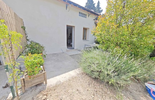 Chateauneuf-de-Gadagne Apartment | Le gite du Domaine: A little cocoon in Provence!