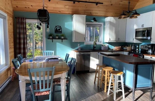 Mansfield-et-Pontefract Ski Chalet | Le Godendard - waterfront + sauna & wood fireplace