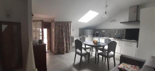 Fraissinet-de-Fourques House | Le Mont