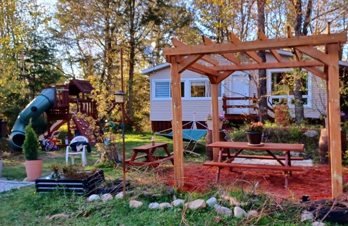 Papineau Regional County Municipality House | Le petit cottage du grand boisé - with wood-fired outdoor spa.