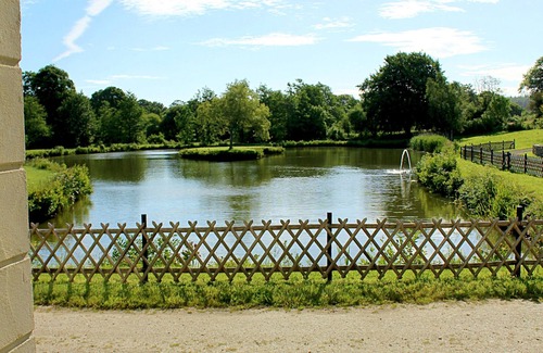 Saint-Sauveur-le-Vicomte Cottage | Le Pont D'Albart lakeside cottage with swimming pool