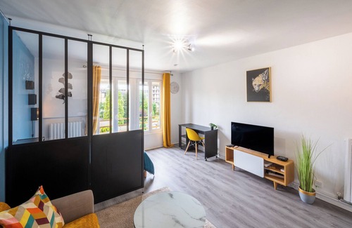 Evreux Apartment | Le studio epure du commandant