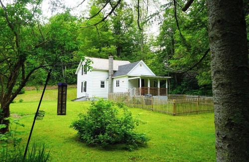 Mount Tabor Cottage | Leaf Peeper's Delight! 2-Bedroom Cottage in the Green Mountains