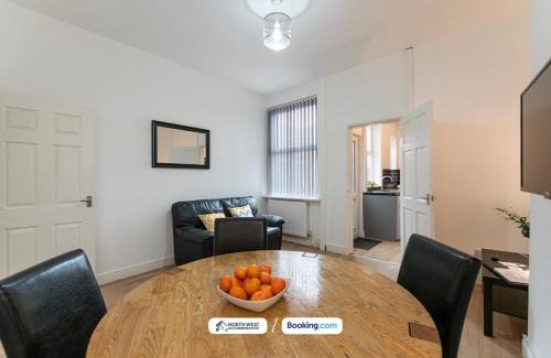 Leigh House | Leigh Short Stay 3 Bedroom House