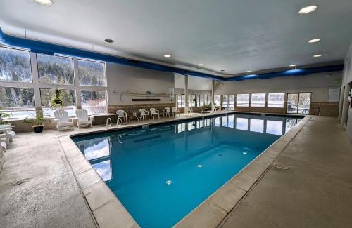 Lakeside Village House | Lenawee 1728 by SummitCove Lodging