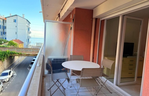 Cannes Apartment | Les 3 Îles Location. Air-conditioned apartment 50m from Juan Les Pins beaches