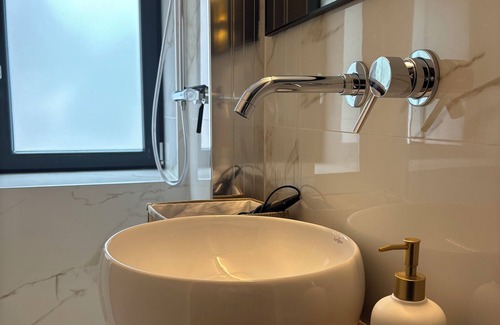 Rochesson House | Les Cèpes: private spa, shared pool, playground, 6p