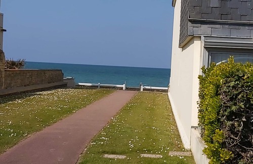 Bernieres-sur-Mer Apartment | Les Pieds Dans L'Eau - direct access to the sea