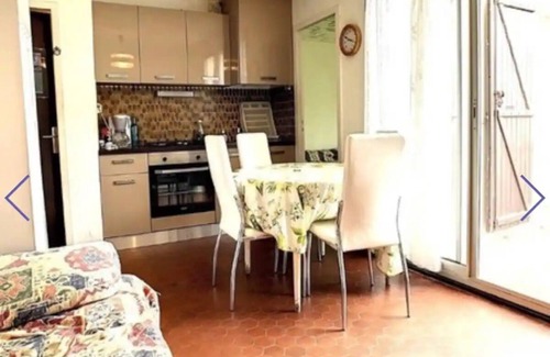 Saint-Hippolyte Apartment | Les Pieds Dans Leau vue sur mer