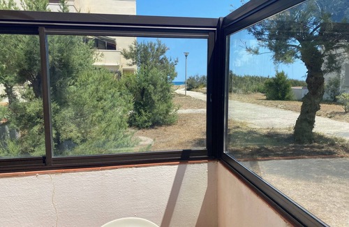 Saint-Hippolyte Apartment | Les Pieds Dans Leau vue sur mer