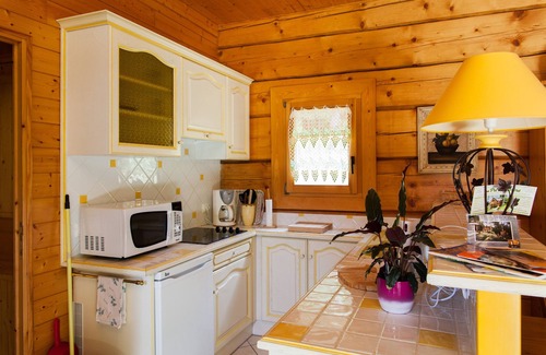 Sarlat-la-Caneda Ski Chalet | Les Pins: Chalet and swimming pool surrounded by nature in Sarlat itself.