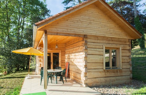 Sarlat-la-Caneda Ski Chalet | Les Pins: Chalet and swimming pool surrounded by nature in Sarlat itself.