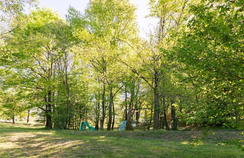 Sarlat-la-Caneda Ski Chalet | Les Pins: Chalet and swimming pool surrounded by nature in Sarlat itself.