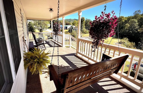 Victor House | Lester Lodge minutes to New River Gorge. Charming 5 bedroom house on 4.5 acres