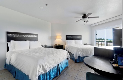 Crystal Harbour Resort | Let's Runaway to the Island! Oceanfront, Pool Access, Close to Seven Mile Beach