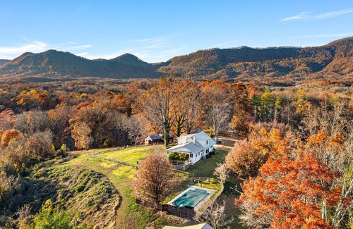 Lynn House | Levity House: Soulful Retreat with Stunning Mountain Views - 15 min from TIEC
