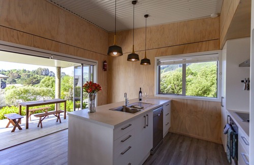 Tata Beach House | Ligar Bay Modern Bach - Sea View, Free Wi-Fi