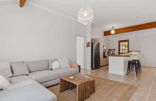 Dawesville House | Light & Bright Pet Friendly Beach Side Haven