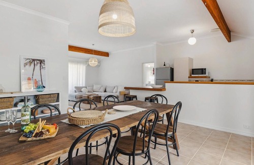 Dawesville House | Light & Bright Pet Friendly Beach Side Haven