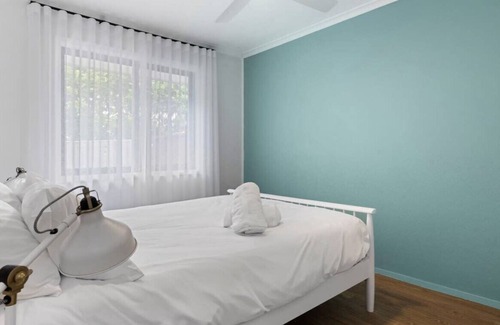 Blue Bay Apartment | Light filled Villa- Moments to the Beach