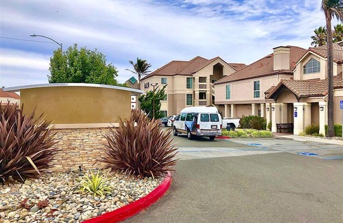 San Bruno Resort | Linda Mar Beach Trip! 2 Relaxing Units, Free Breakfast, Kitchen, Outdoor Pool!
