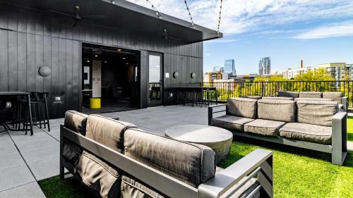Rolling Mill Hill House | Lindsley by AvantStay Balcony Modern Design A Downtown Location