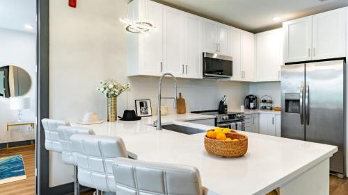 Rolling Mill Hill House | Lindsley by AvantStay Balcony Modern Design A Downtown Location