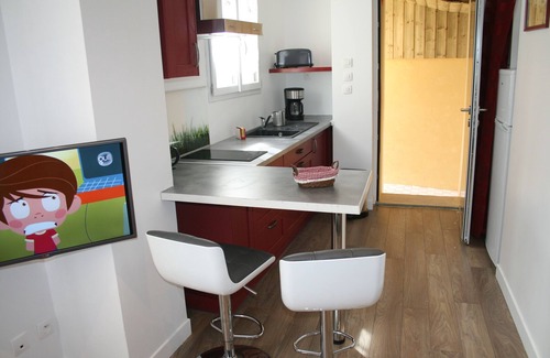 Lisieux Cottage | Lisieux cottage with garden and parking